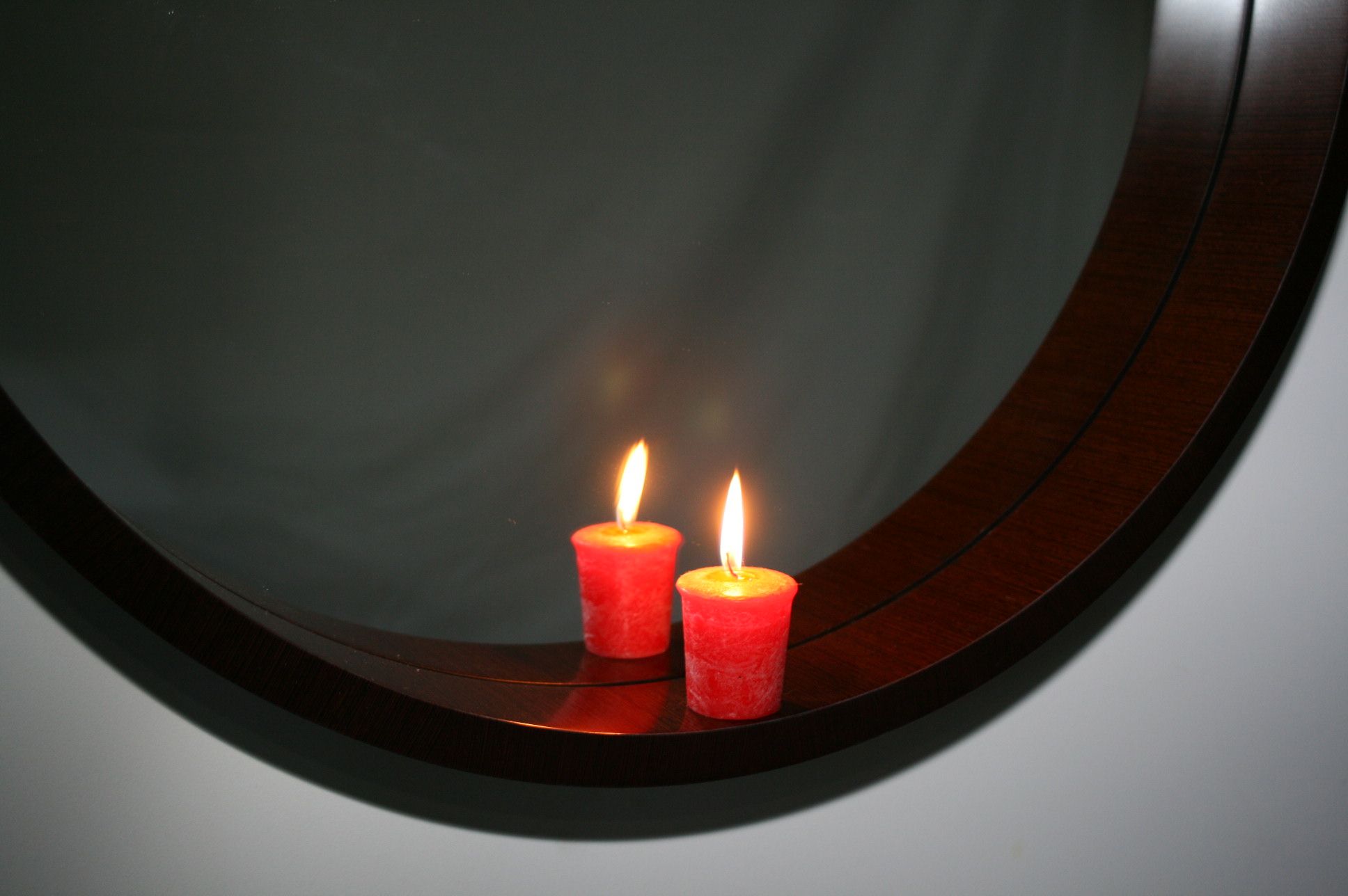 Circular mirror, laminated withWenge veneer.